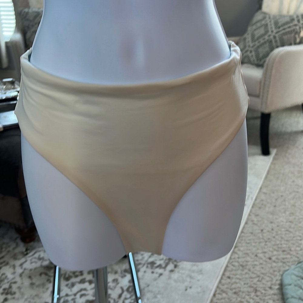 Skims mid waist bottom